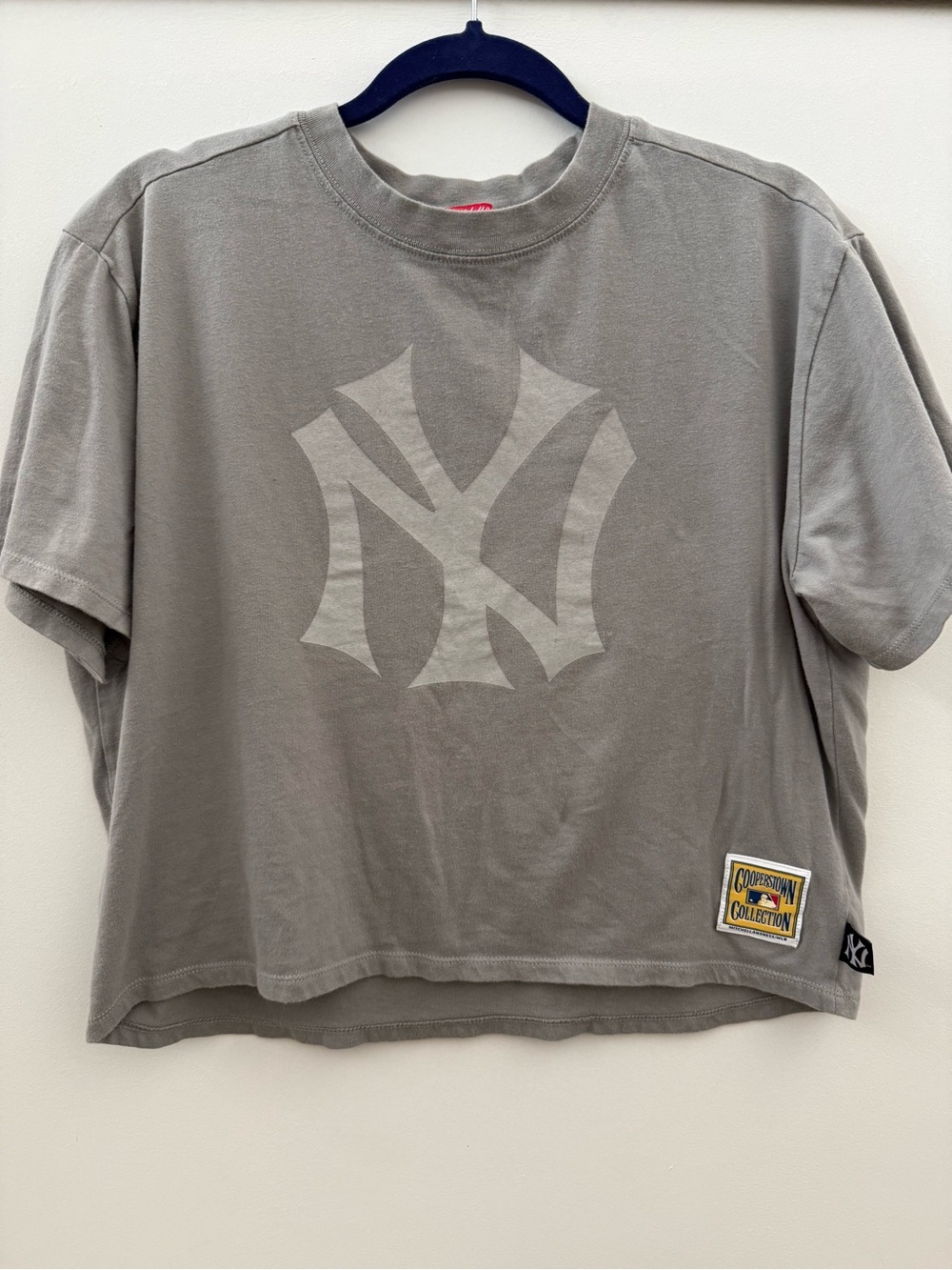Women’s Gray New York Yankees Logo Short Sleeve Crop Tee Cooperstown Addition
